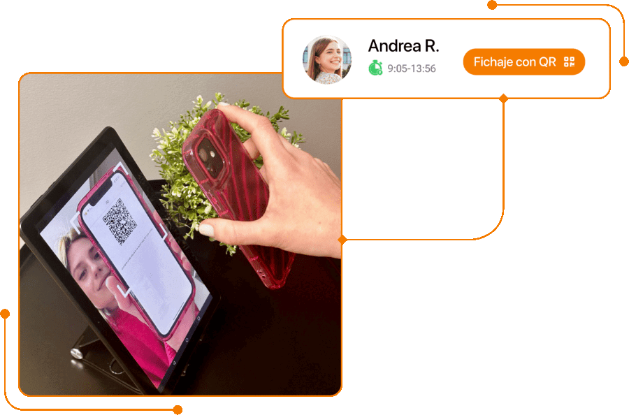 Mujer registrando la jornada con un código QR