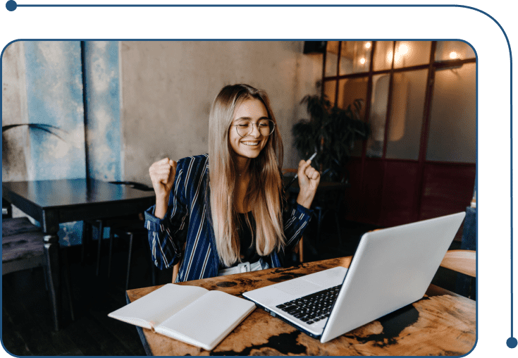 Profesional trabajando con portátil en oficina, soluciones RRHH en la nube