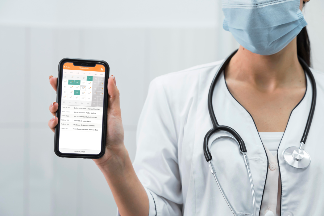 doctora_con_movil Doctora con movil