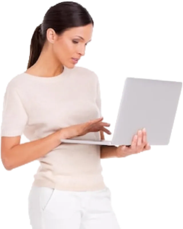Responsable de RRHH fichando online desde el ordenador con el fichaje web de TramitApp