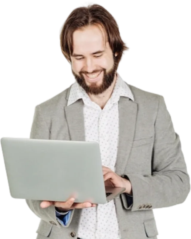 Responsable preparando borradores de planificación de turnos en el portátil con TramitApp