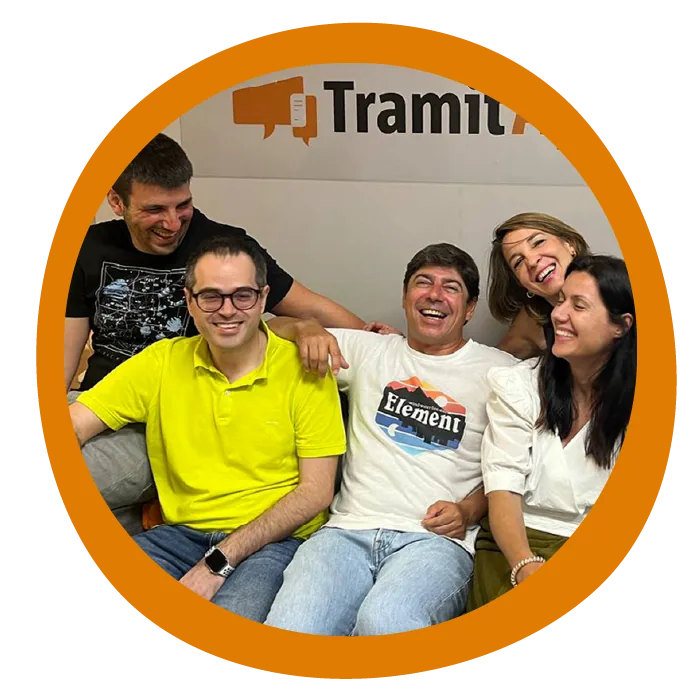 Los cinco socios que iniciaron TramitApp, en la oficina de Madrid