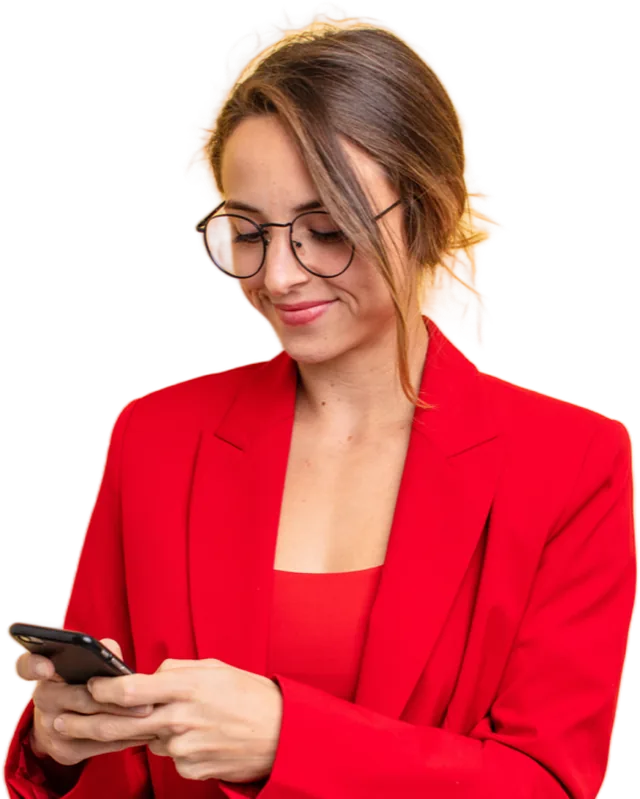 Empleada consultando y confirmando sus turnos de la semana en el móvil con TramitApp